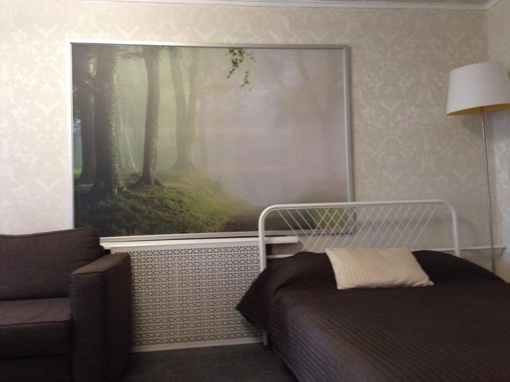 エカテリンブルクにあるMalysheva 125aの大きな森の絵が描かれたベッドルーム