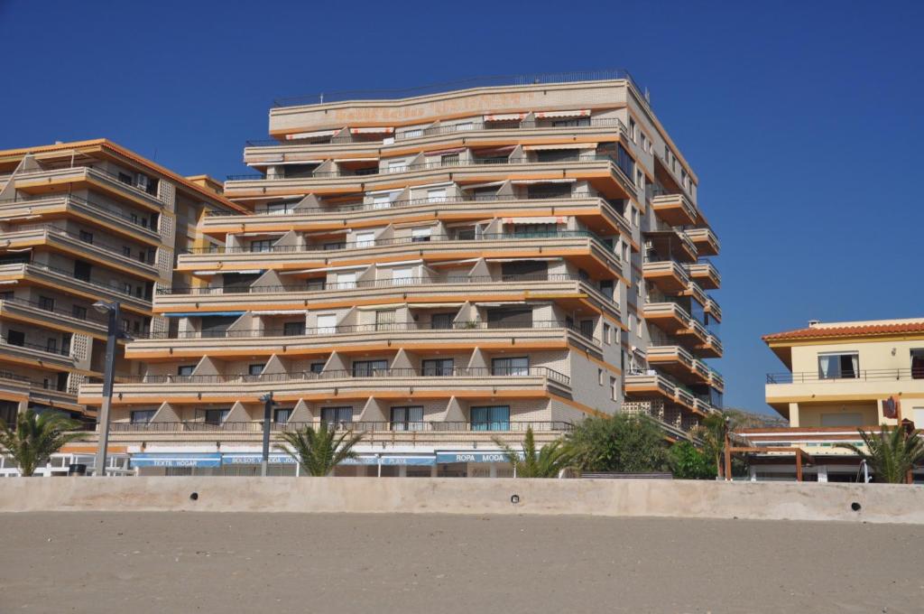 ein hohes Gebäude am Strand neben dem Strand in der Unterkunft Bernat Vidaber Primera Línea in Oropesa del Mar