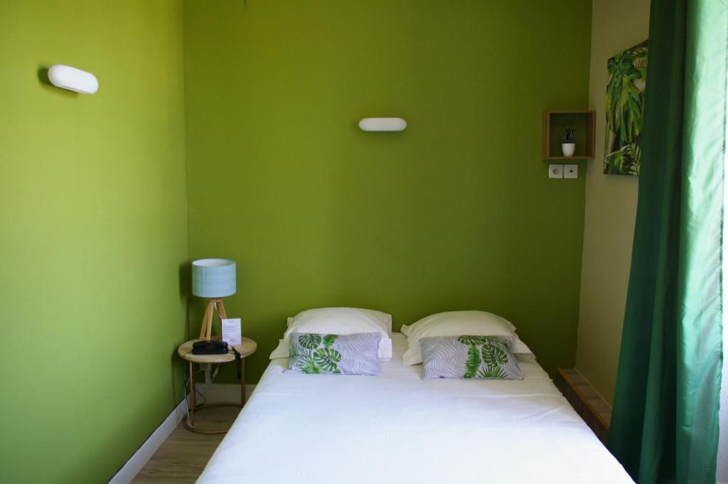 Postel nebo postele na pokoji v ubytování Queen Serenity Hotel