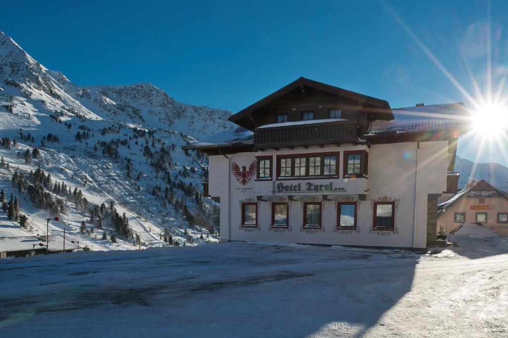 Nespecifikovaný výhled na hory nebo výhled na hory při pohledu z hotelu