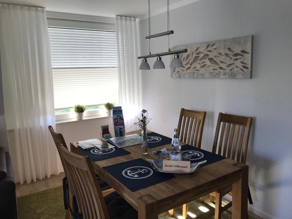 胡蘇姆的住宿－Ferienwohnungen Familie Jensen，餐桌、桌椅和桌椅