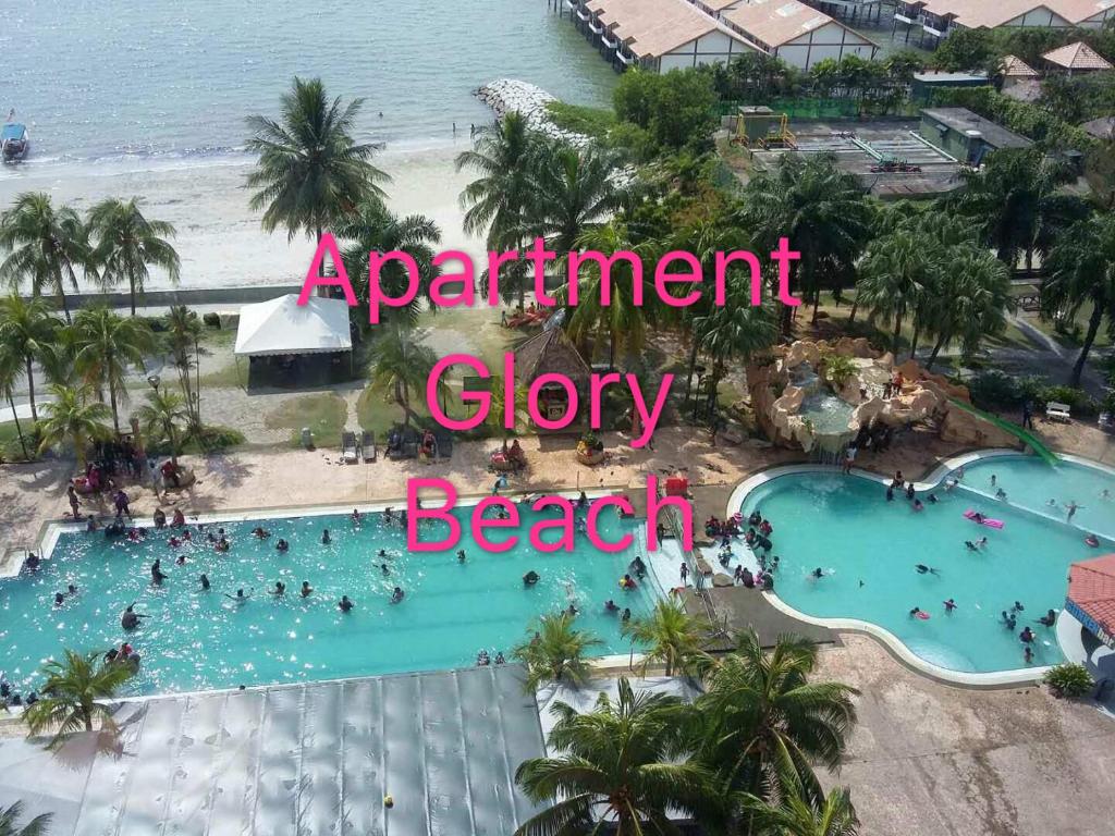 una vista aérea de la piscina del complejo y de la playa de la gloria del mundo en Cuti Cuti apartment Glory Beach en Port Dickson