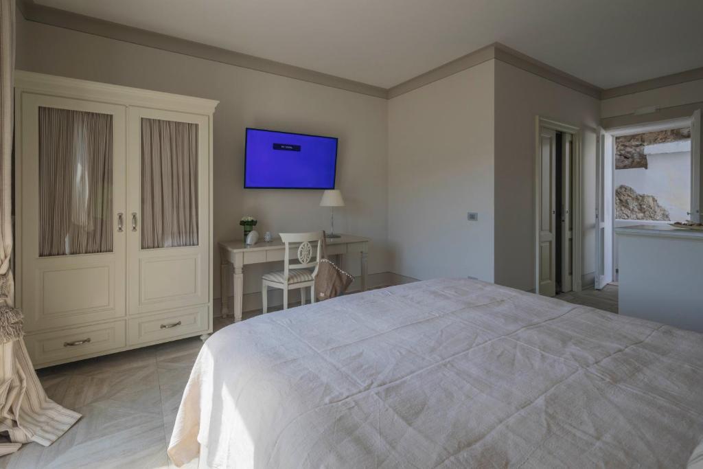 Postel nebo postele na pokoji v ubytování Maridea Casa Vacanza- Le Alcove sul Mare Suites
