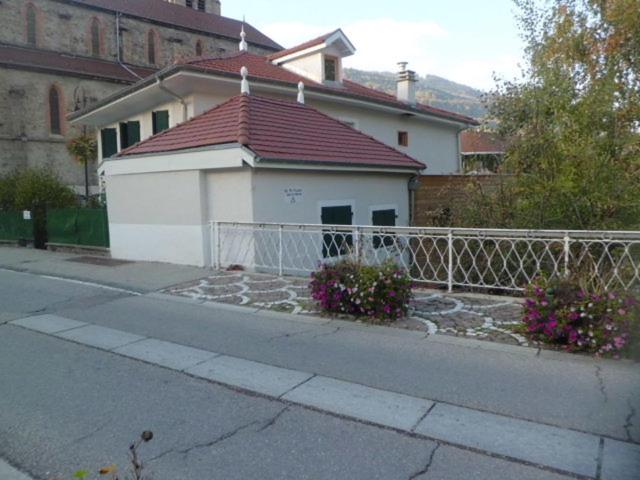 阿勒瓦的住宿－Maison des Bains，前面有栅栏的白色房子