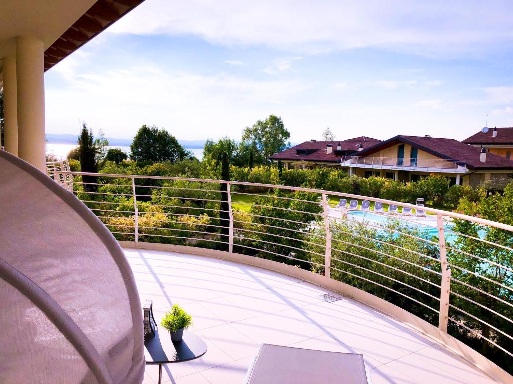 einen Balkon mit Poolblick in der Unterkunft Paradise Luxury apartments in Sirmione