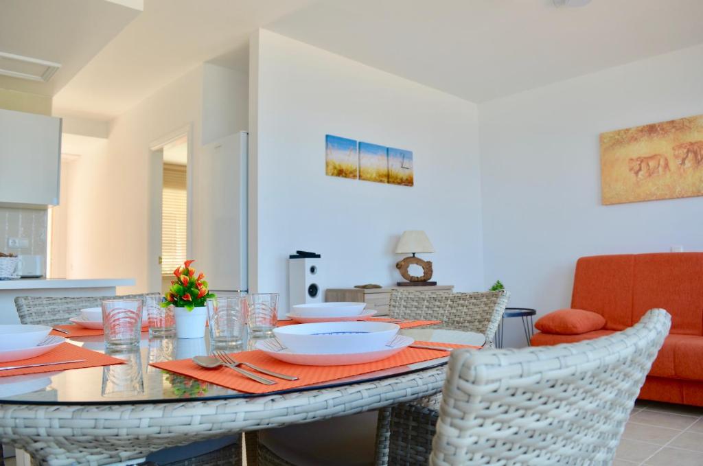 a dining room with a table and chairs at Residencial Playa Paraiso in Costa Calma