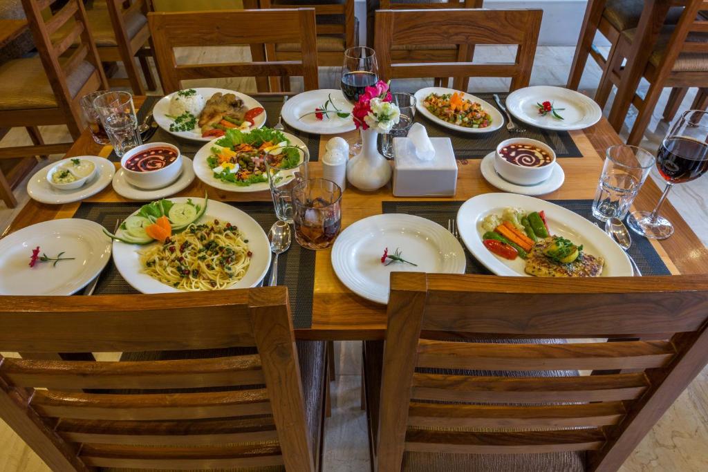 Makanan di atau berdekatan hotel