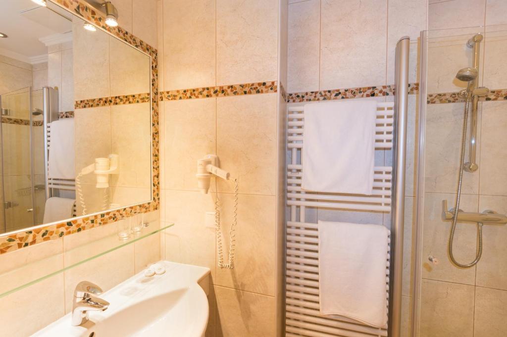 Koupelna v ubytování Hotel Garni Haus Tyrol