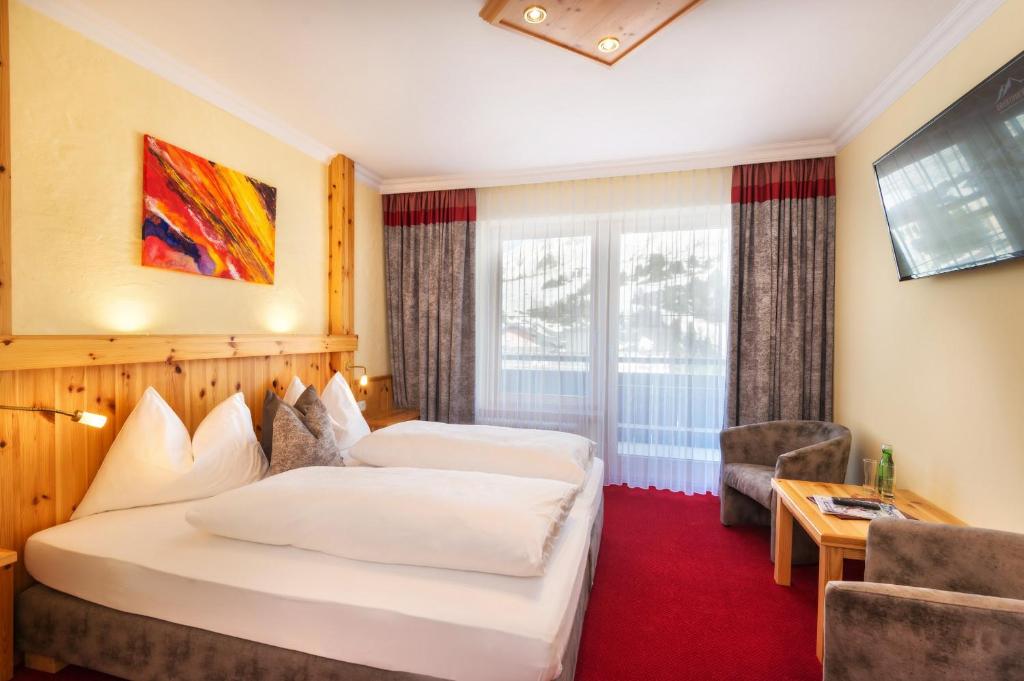 Postel nebo postele na pokoji v ubytování Hotel Garni Haus Tyrol
