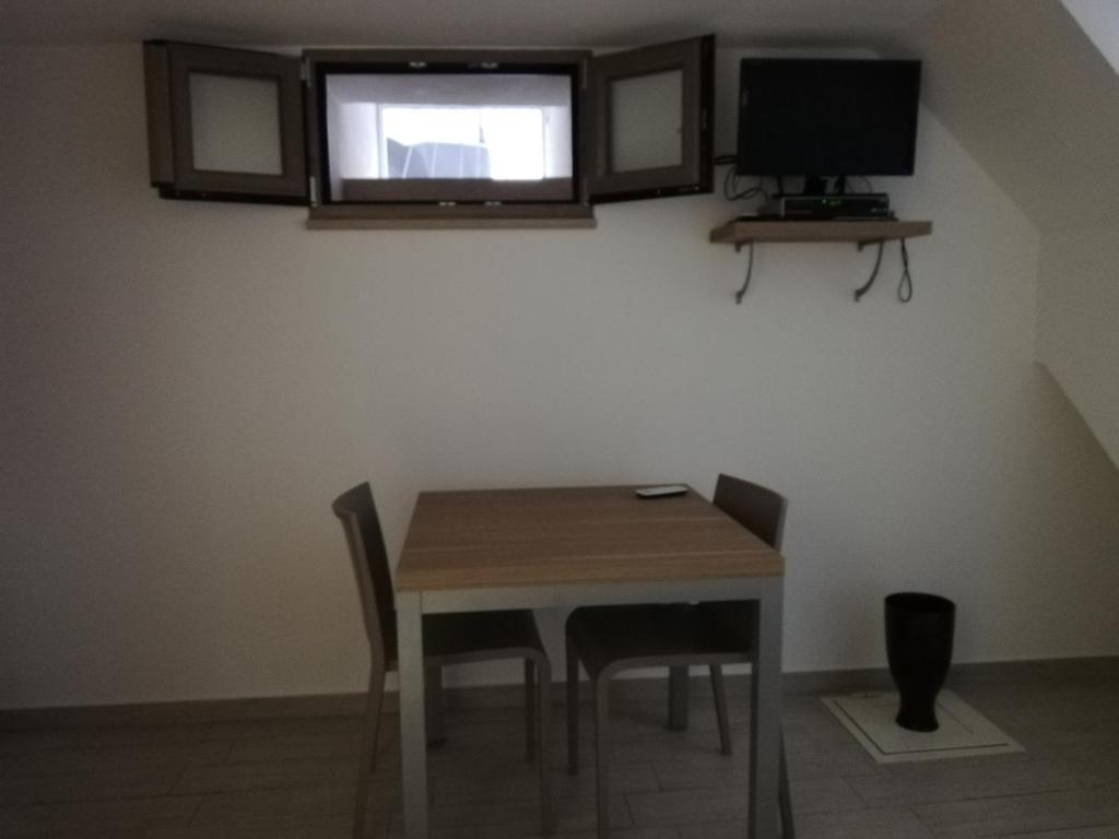 Telewizja i/lub zestaw kina domowego w obiekcie Casa Dante Bed&Breakfast