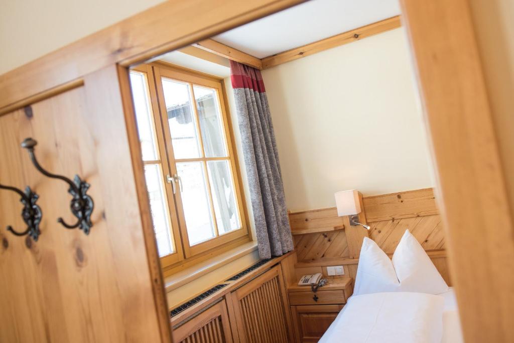 Postel nebo postele na pokoji v ubytování Hotel Garni Haus Tyrol