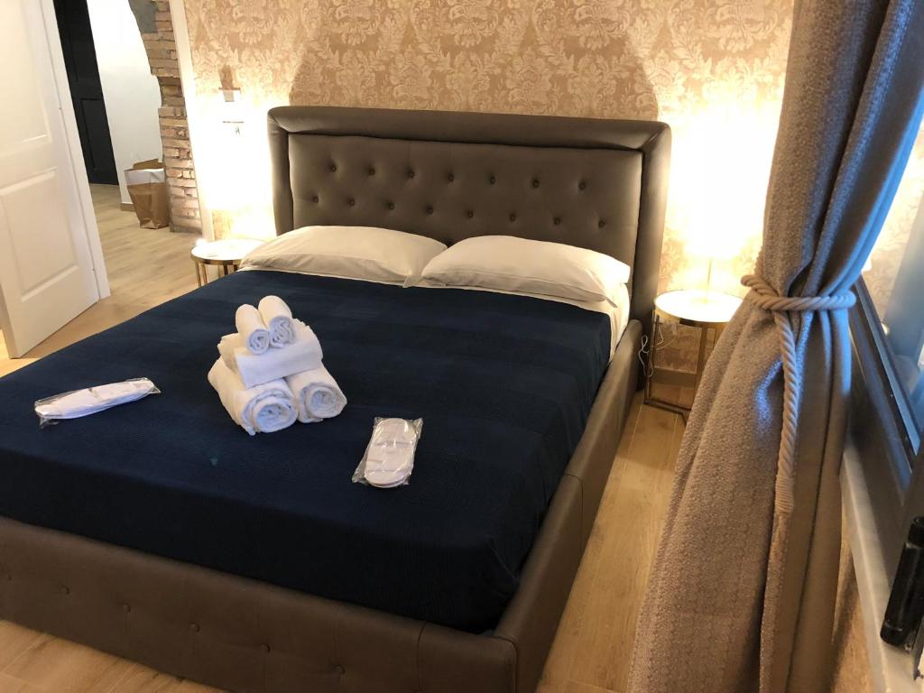 una camera da letto con un letto e asciugamani di Giolitti Suite a Roma