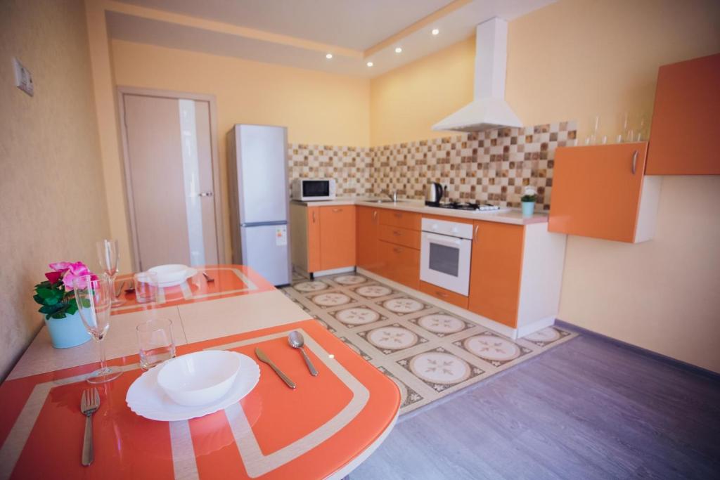ウファにあるИбрагимова бульвар, 37к3のキッチン(オレンジのテーブル、白い冷蔵庫付)