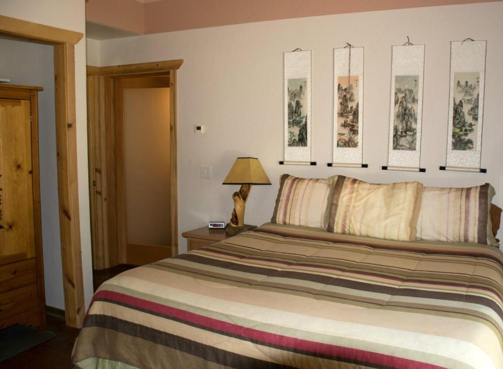 Postel nebo postele na pokoji v ubytování DiamondStone Guest Lodges