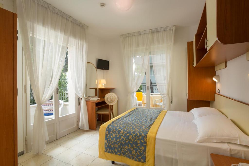 Posteľ alebo postele v izbe v ubytovaní Hotel Cannes - in pieno centro