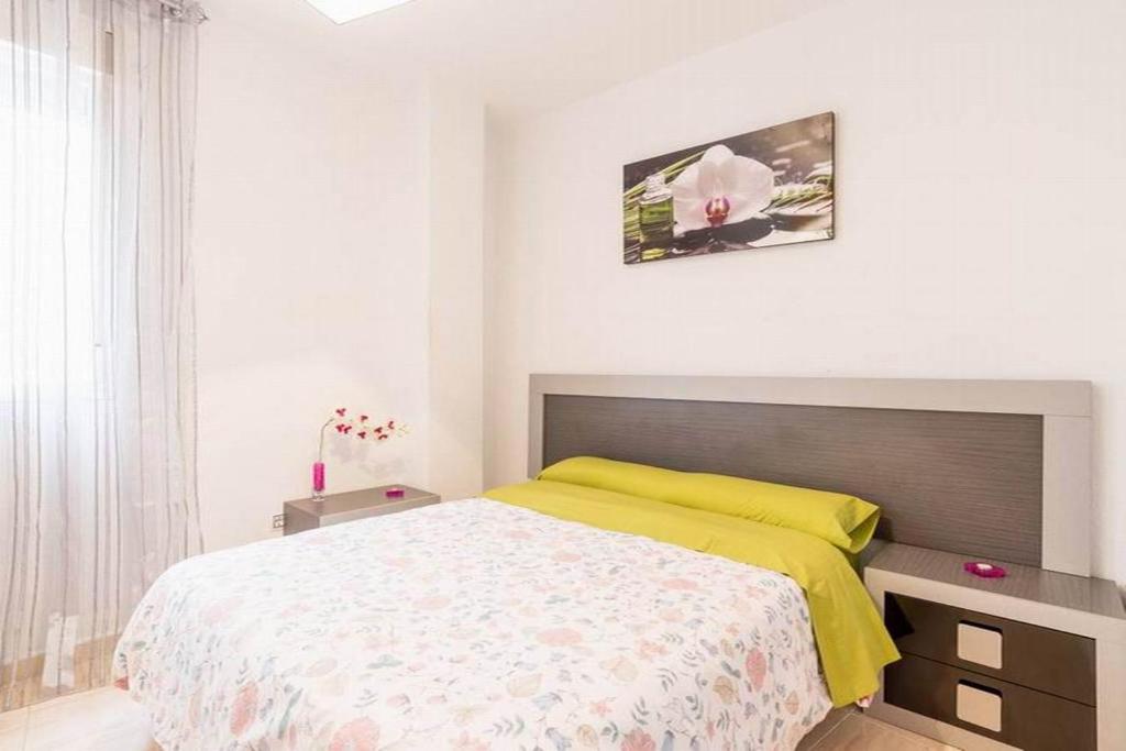 Łóżko lub łóżka w pokoju w obiekcie Apartamento Violeta Centro Parking Privado