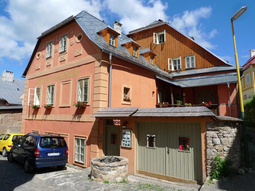 une maison avec une voiture garée devant elle dans l'établissement Penzion Nostalgia, à Banská Štiavnica