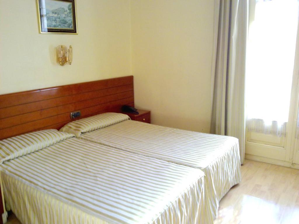 Postel nebo postele na pokoji v ubytování Hotel Toledano Ramblas