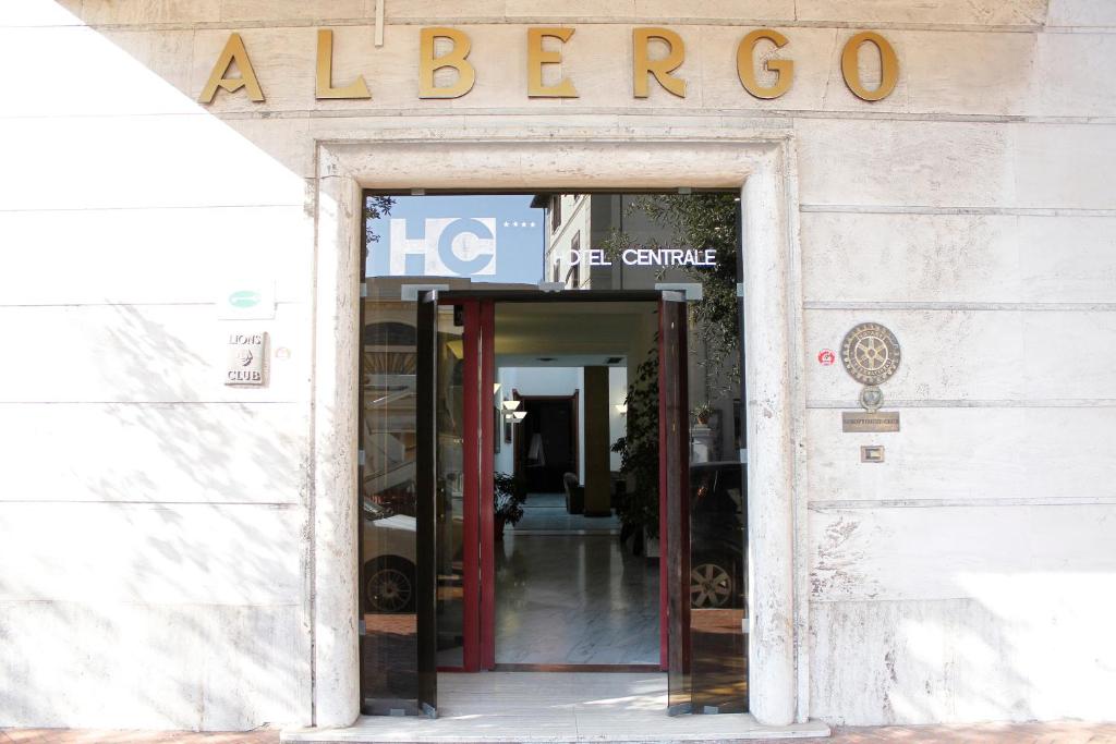 an entrance to a store with a sign that reads albergo at Hotel Centrale in Piombino