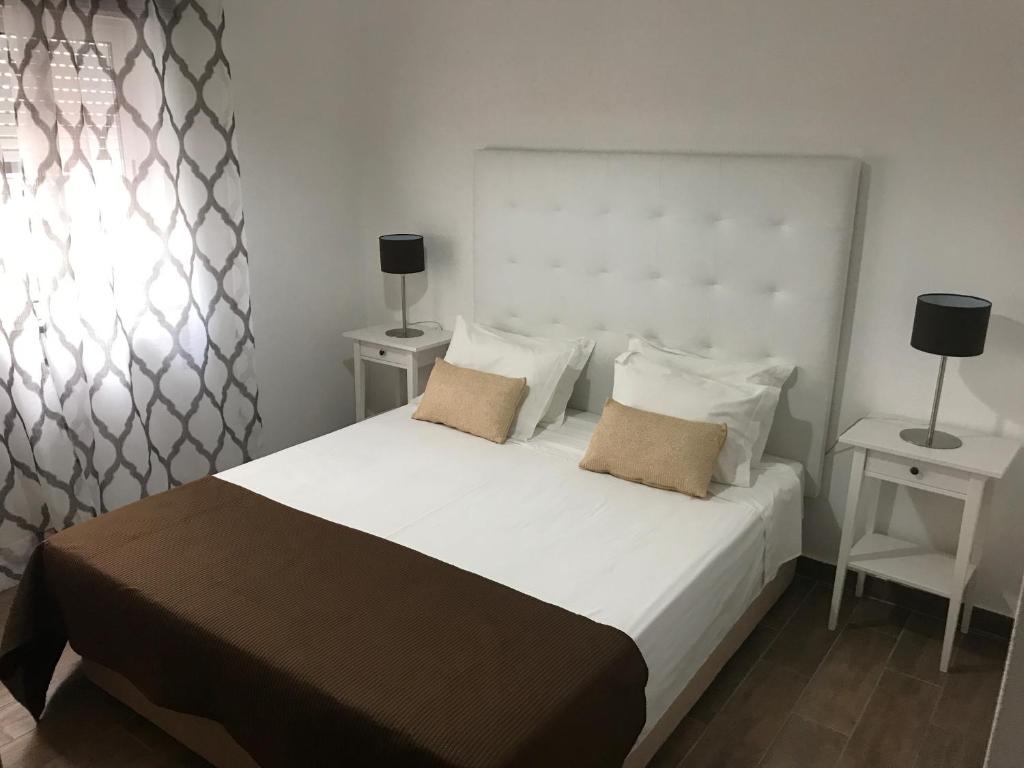 アルブフェイラにあるZesty Orange by ITHOUSEのベッドルーム1室(白い大型ベッド1台、ナイトスタンド2台付)