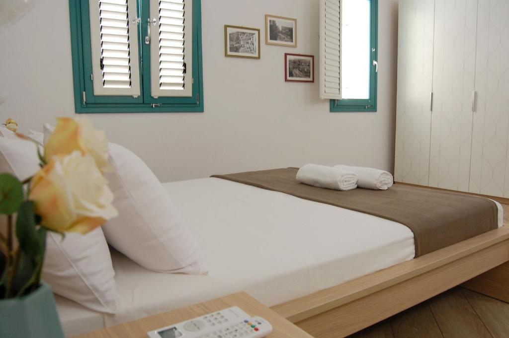 ein Schlafzimmer mit einem Bett mit zwei Handtüchern darauf in der Unterkunft B&B Mormina in Scicli