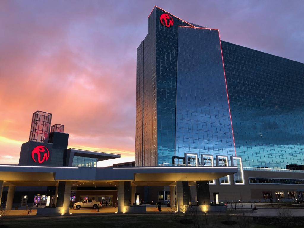 un edificio con un cartel en la parte superior en Resorts World Catskills, en Monticello