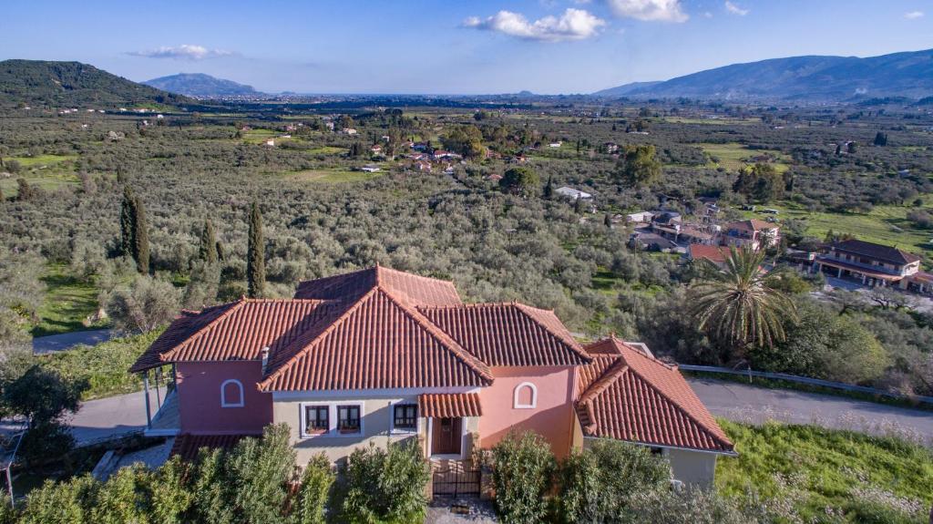 een luchtzicht op een huis met een dak bij Villas Lugrezia Sea View in Méson Yerakaríon