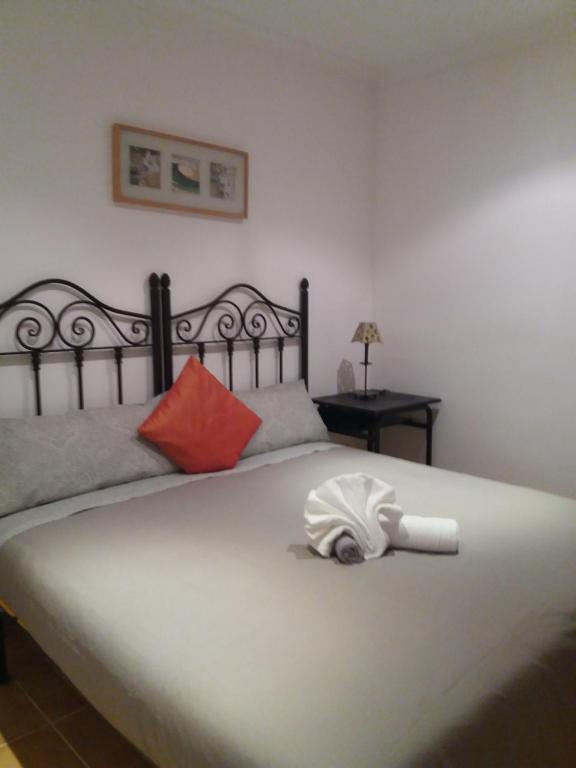 トレドにあるAntequeruela Tourists Homeのベッドルーム1室(ベッド1台、白いタオル付)
