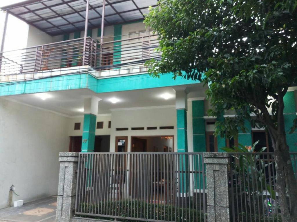 un edificio con un cancello di fronte di Seventeen homestay a Bandung