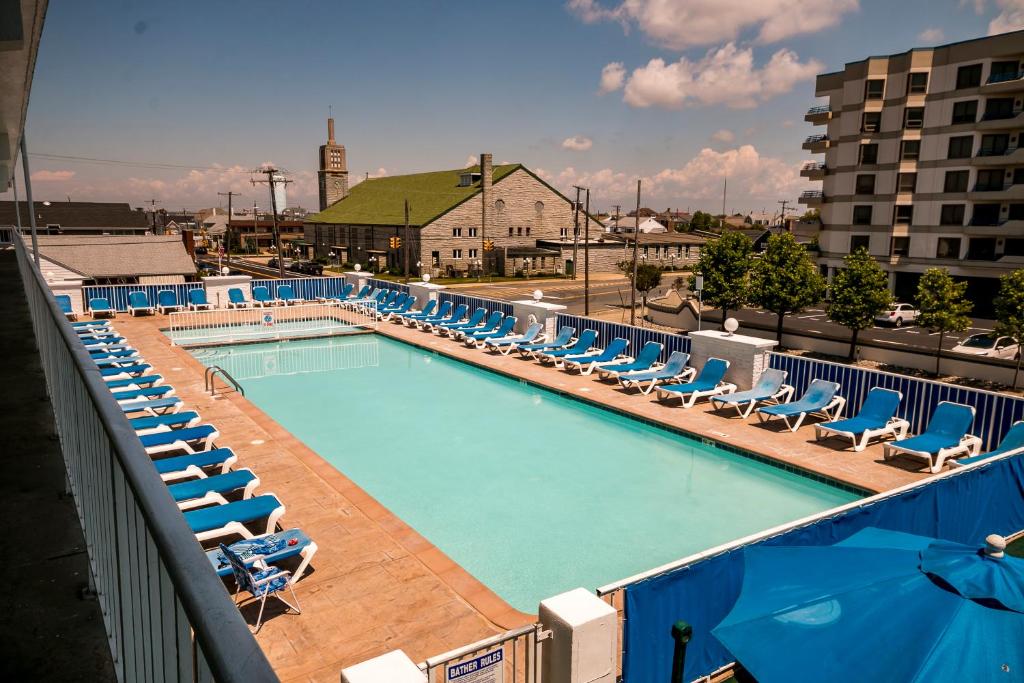Bazén v ubytování Admiral Resort Motel nebo v jeho okolí