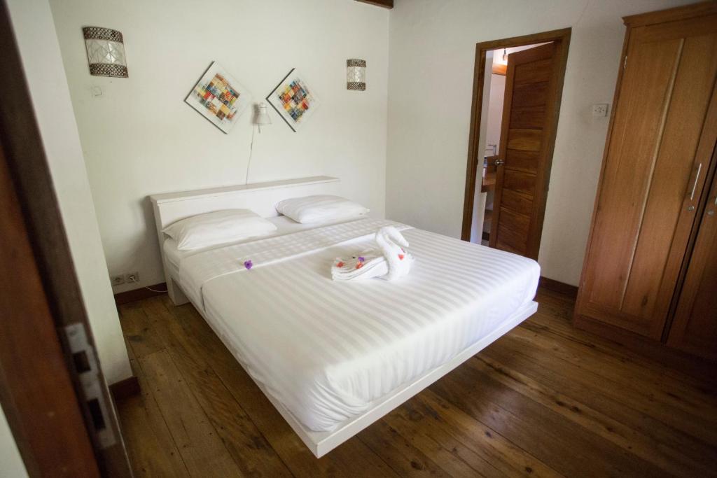 Island View Bar & Bungalow - 11