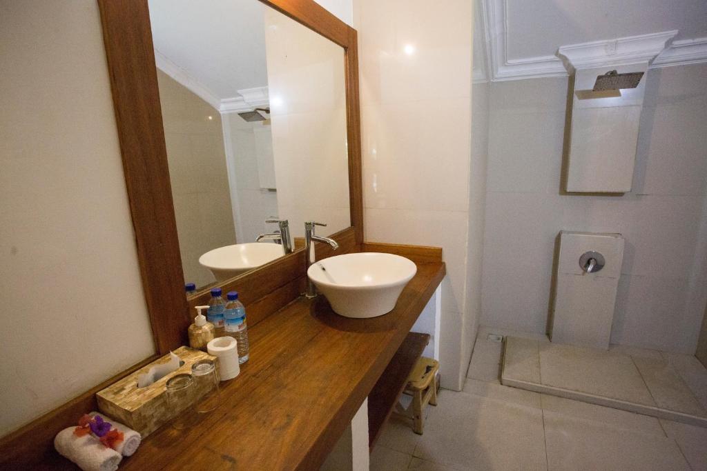 Island View Bar & Bungalow - 12