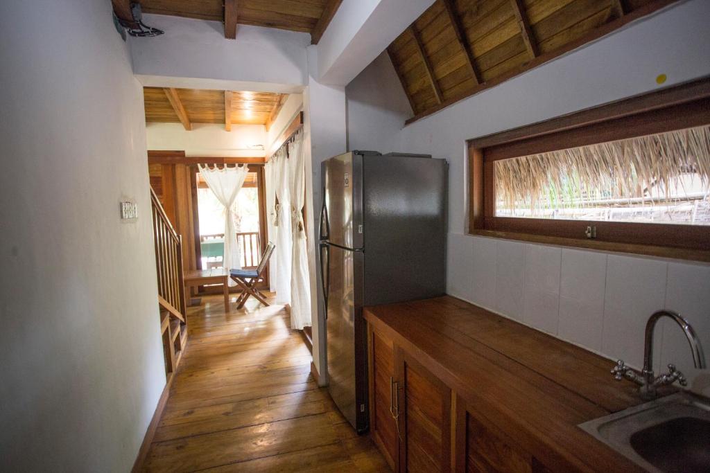 Island View Bar & Bungalow - 13