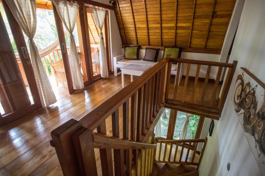 Island View Bar & Bungalow - 16