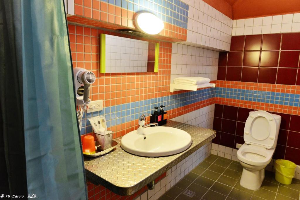 a bathroom with a sink and a toilet at MiCarro B&amp;B in Dongshan
