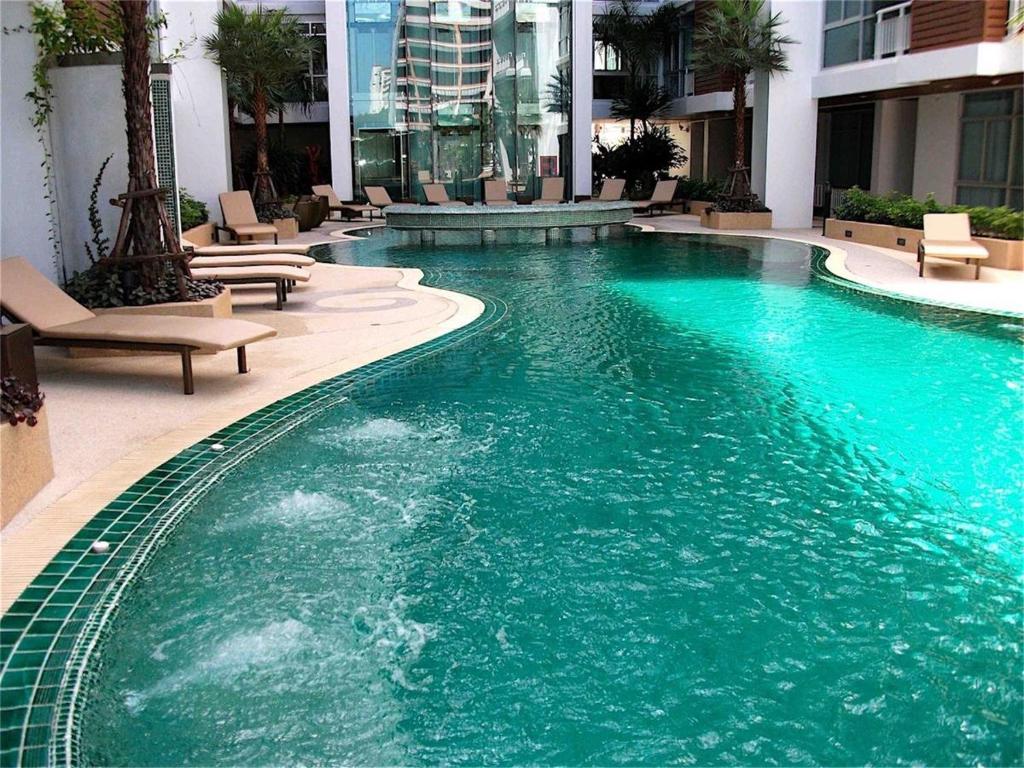 Bazén v ubytování Art Patong Residence nebo v jeho okolí