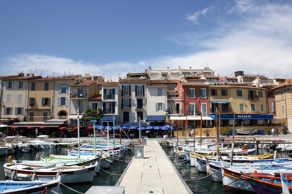 un groupe de bateaux amarrés dans un port avec des bâtiments dans l'établissement Cassis et ses merveilleuses Calanques, à Cassis