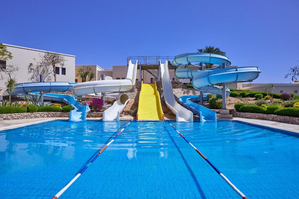 Bazén v ubytování JAZ Mirabel Resort nebo v jeho okolí