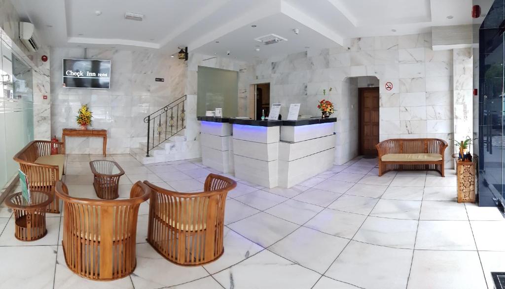 TV a/nebo společenská místnost v ubytování Check Inn Hotel Tawau