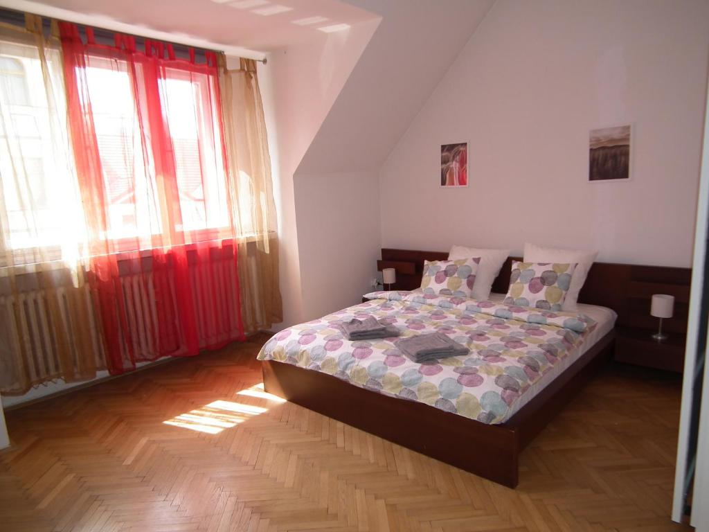 um quarto com uma cama e duas janelas em Old Town spacious apartment em Praga