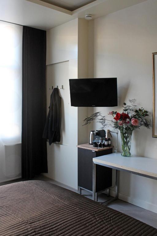 TV a/nebo společenská místnost v ubytování Hof, a luxury B&B in the center of Eindhoven