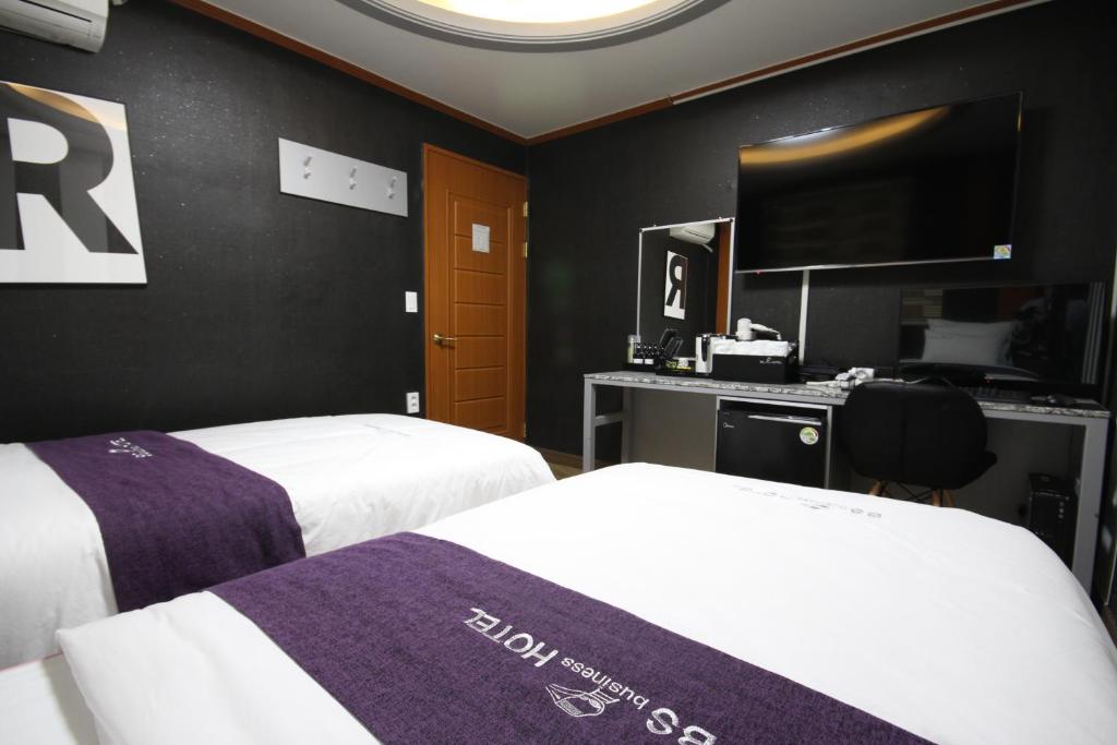 Postel nebo postele na pokoji v ubytování Business Hotel Busan Station