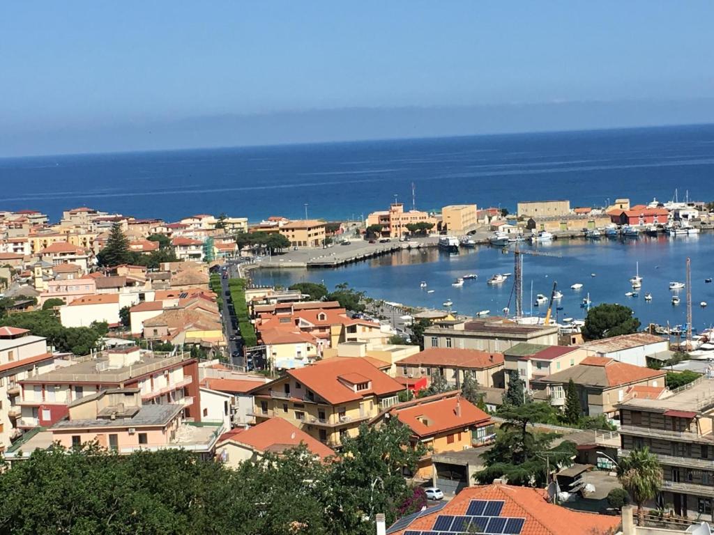una ciudad con puerto y barcos en el agua en Villa Angelica en Vibo Valentia Marina