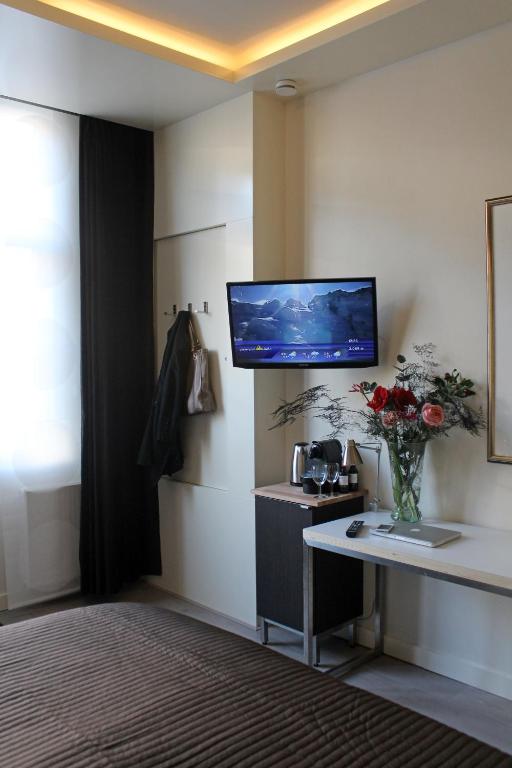 TV a/nebo společenská místnost v ubytování Hof, a luxury B&B in the center of Eindhoven