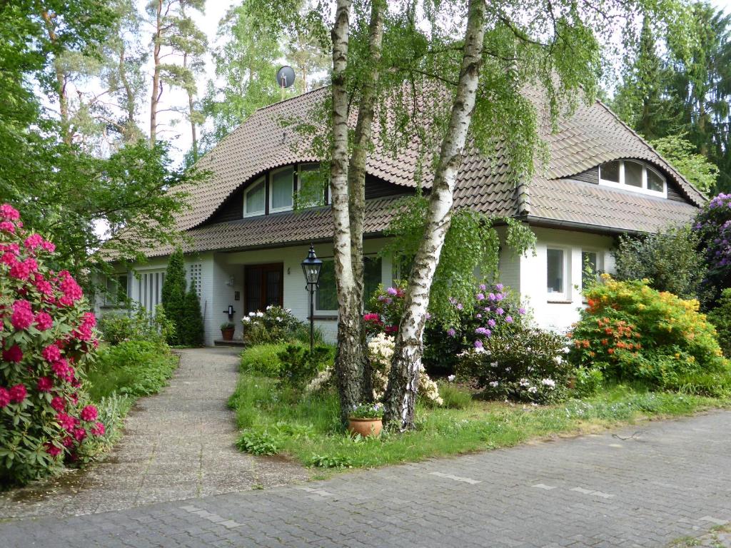 una casa blanca con flores delante en Haus Malerwinkel, en Bad Bevensen