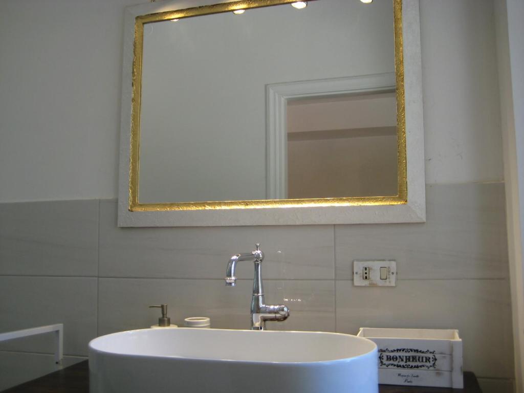 イトリにあるS. Martino 30のバスルーム(白い洗面台、鏡付)