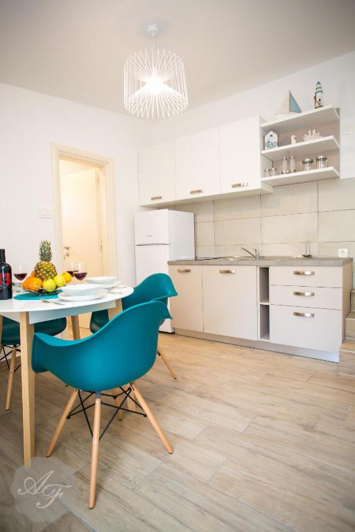 Kuchyňa alebo kuchynka v ubytovaní Apartmani Ferdinanda