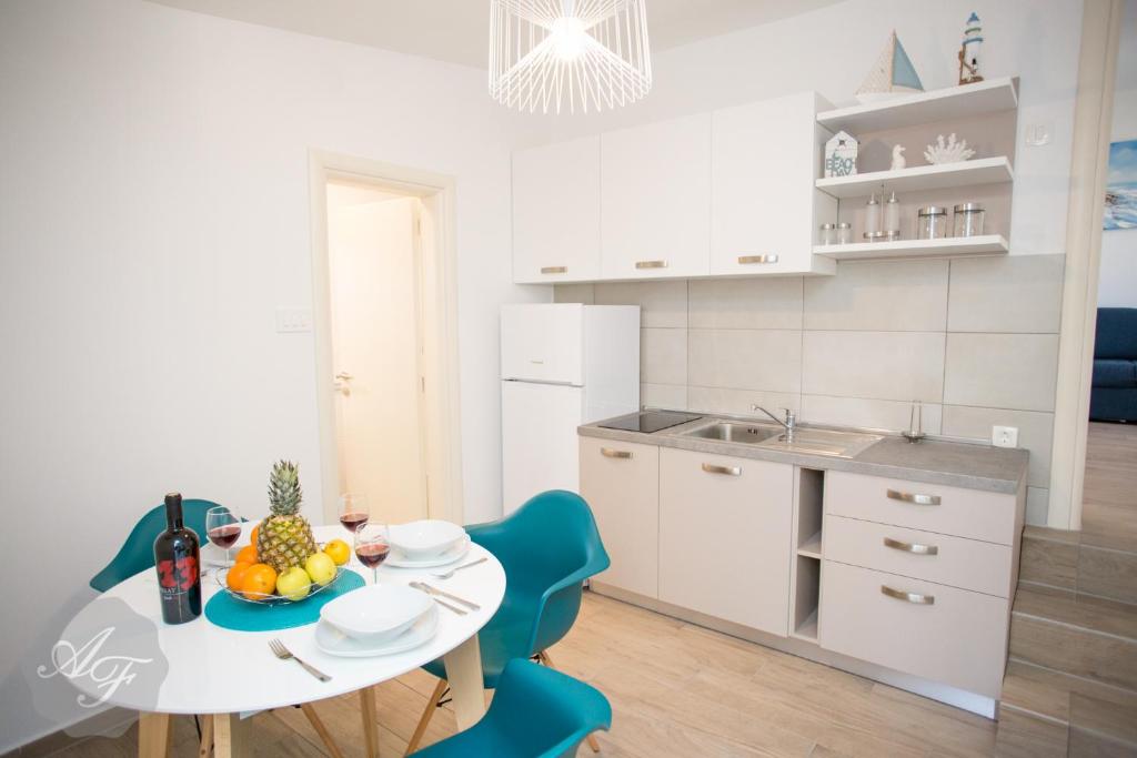 Kuchyňa alebo kuchynka v ubytovaní Apartmani Ferdinanda