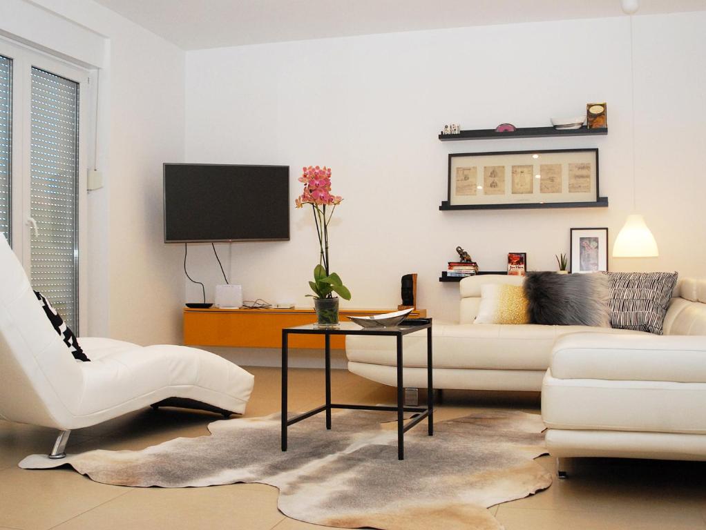 un soggiorno con divano bianco e TV di Apartment Klara II a Pola (Pula)