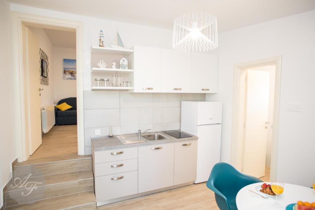 Kuchyňa alebo kuchynka v ubytovaní Apartmani Ferdinanda